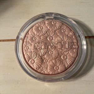 Clinique Flower Pop face highlighter in shade Lunar Pop